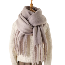 Carica l'immagine nel visualizzatore di Gallery, Sciarpa da donna Cozy Elegance -Grigio chiaro - Ozerty
