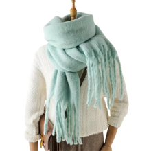 Carica l'immagine nel visualizzatore di Gallery, Sciarpa da donna Cozy Elegance -Verde Macaron - Ozerty

