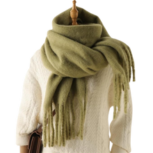 Carica l'immagine nel visualizzatore di Gallery, Sciarpa da donna Cozy Elegance -Verde militare - Ozerty
