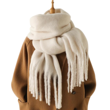 Carica l'immagine nel visualizzatore di Gallery, Sciarpa da donna Cozy Elegance -Bianco - Ozerty
